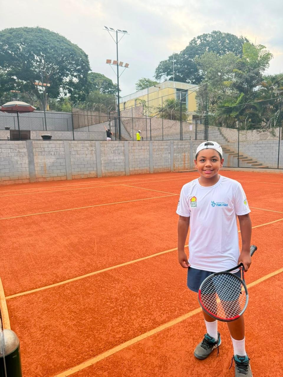 Atleta do Instituto Mais Mãos na quadra de tênis