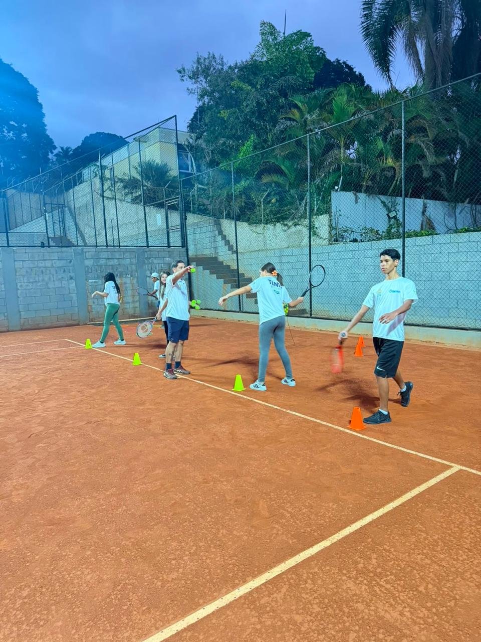 Treino técnico na quadra de saibro